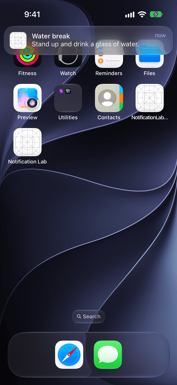 Erinnerungsbanner der Beispiel-App NotificationLab auf einem iPhone-Simulator, dunkles Design