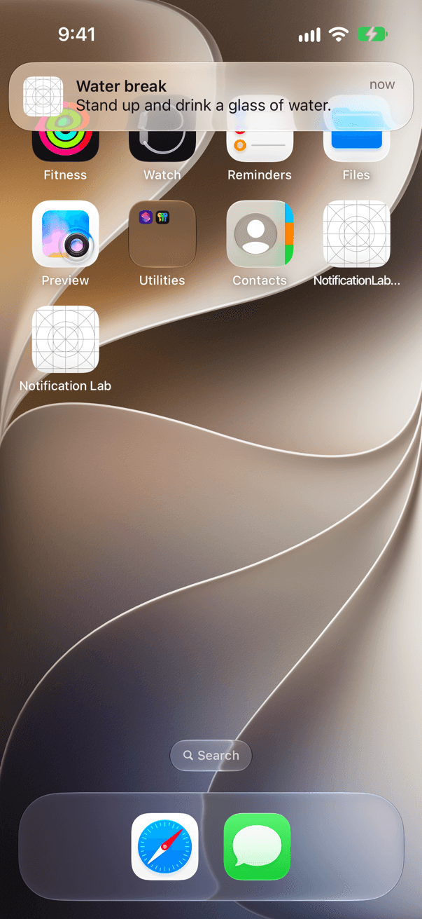 Erinnerungsbanner der Beispiel-App NotificationLab auf einem iPhone-Simulator, helles Design