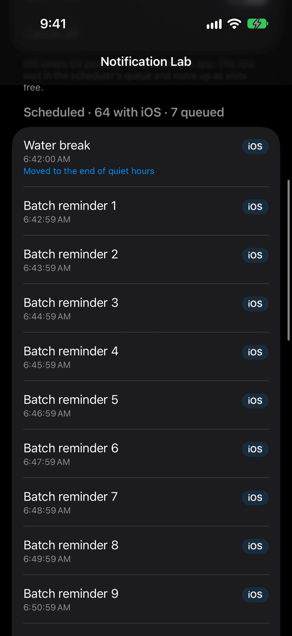 Geplante Liste mit 64 Benachrichtigungen im System und dem Rest in der Warteschlange, dunkles Design