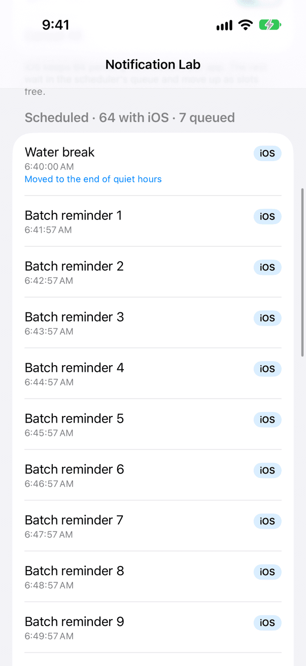 Geplante Liste mit 64 Benachrichtigungen im System und dem Rest in der Warteschlange, helles Design