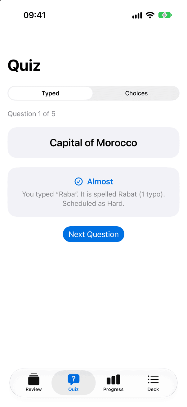 Una pregunta de cuestionario de respuesta escrita, Capital of Morocco, respondida con Raba: el comentario dice Almost, se escribe Rabat con una errata, y la tarjeta se programa como Hard