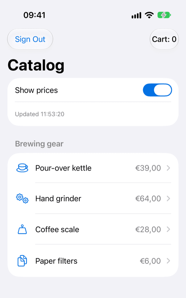 La pantalla de catálogo de la app de ejemplo en un simulador de iPhone: un switch Show prices, una hora de actualización y cuatro artículos de equipo de preparación con sus precios